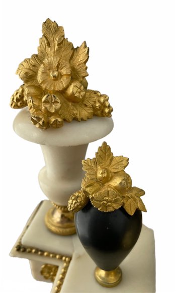 Pendule portique en marbre blanc, marbre noir et bronze doré époque Louis XVI 