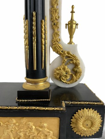 Pendule portique en marbre blanc, marbre noir et bronze doré époque Louis XVI 