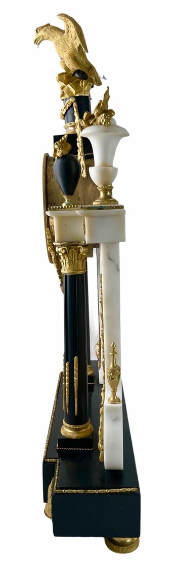 Pendule portique en marbre blanc, marbre noir et bronze doré époque Louis XVI 