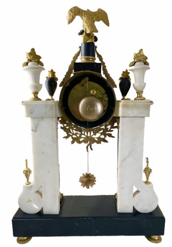 Pendule portique en marbre blanc, marbre noir et bronze doré époque Louis XVI 