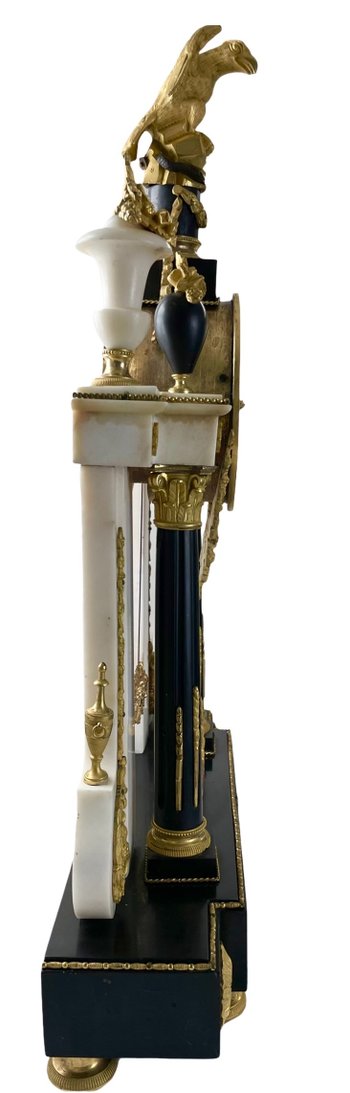 Pendule portique en marbre blanc, marbre noir et bronze doré époque Louis XVI 