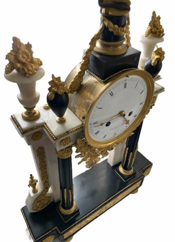 Pendule portique en marbre blanc, marbre noir et bronze doré époque Louis XVI 
