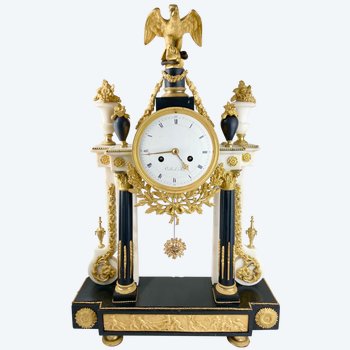 Portico-Uhr aus weißem Marmor, schwarzem Marmor und vergoldeter Bronze Louis XVI-Periode