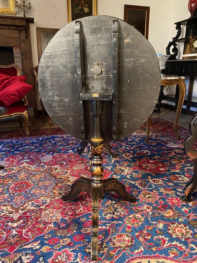 Tavolo a dondolo di Napoleone III decorato con un paesaggio dipinto e intarsiato in madreperla