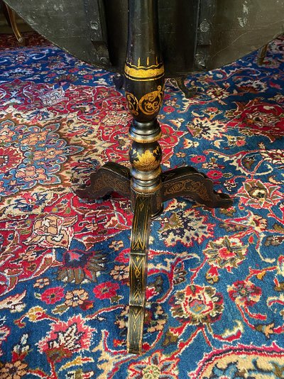 Tavolo a dondolo di Napoleone III decorato con un paesaggio dipinto e intarsiato in madreperla