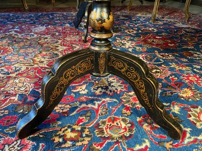 Tavolo a dondolo di Napoleone III decorato con un paesaggio dipinto e intarsiato in madreperla