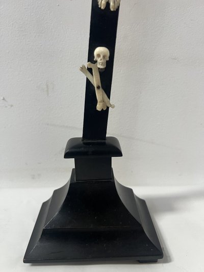 Crocifisso in legno nero Oggetto devozionale. XIX secolo.