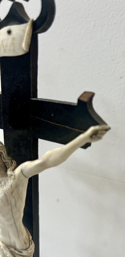 Crocifisso in legno nero Oggetto devozionale. XIX secolo.