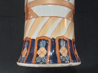 Grand vase cylindre évasé décor Imari fin XIXème. 