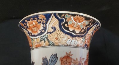 Grand vase cylindre évasé décor Imari fin XIXème. 