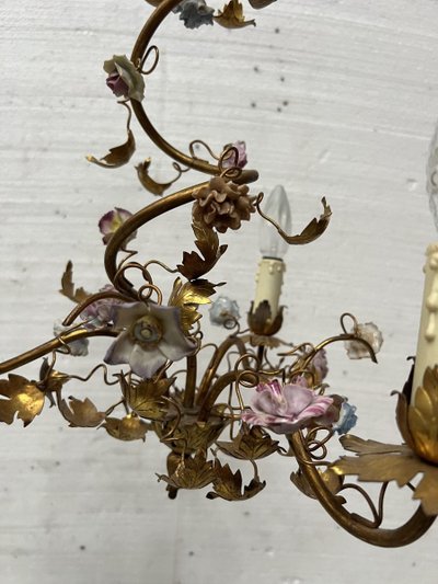 Lustre de style Louis XVI en métal doré et fleurs de porcelaine XX siècle