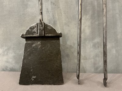 Bellissimo set composto da pala e pinze in ferro battuto risalenti al XVIII secolo.