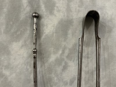 Bellissimo set composto da pala e pinze in ferro battuto risalenti al XVIII secolo.