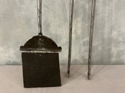 Bellissimo set composto da pala e pinze in ferro battuto risalenti al XVIII secolo.