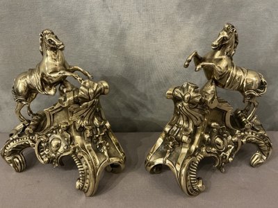 Deliziosi alari antichi in bronzo raffiguranti cavalli del XIX secolo