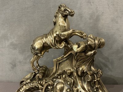 Deliziosi alari antichi in bronzo raffiguranti cavalli del XIX secolo