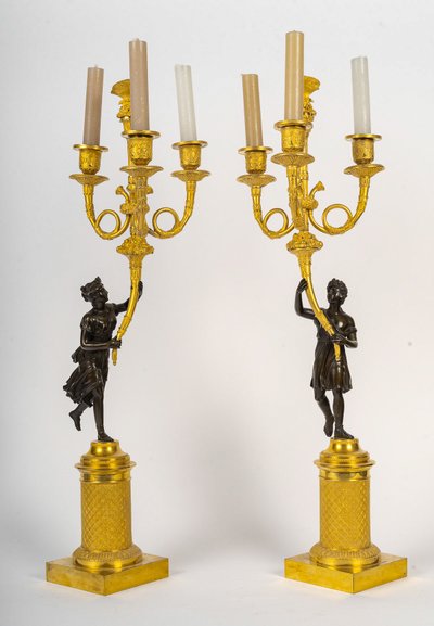 Paar bronzene Kandelaber, verziert mit antiken Figuren, Empire-Zeit, ca. 1805-1810