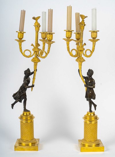 Paar bronzene Kandelaber, verziert mit antiken Figuren, Empire-Zeit, ca. 1805-1810
