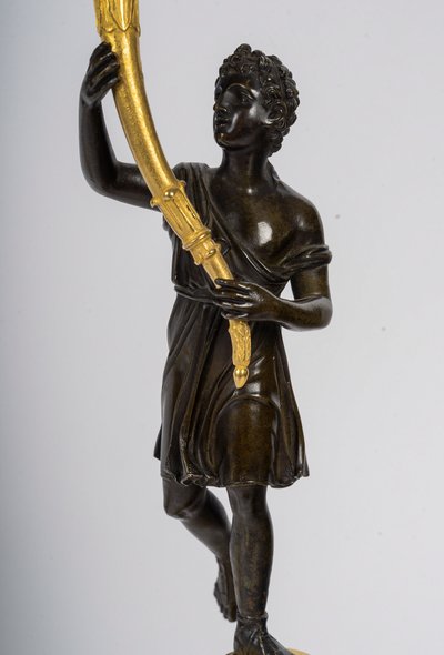 Paar bronzene Kandelaber, verziert mit antiken Figuren, Empire-Zeit, ca. 1805-1810