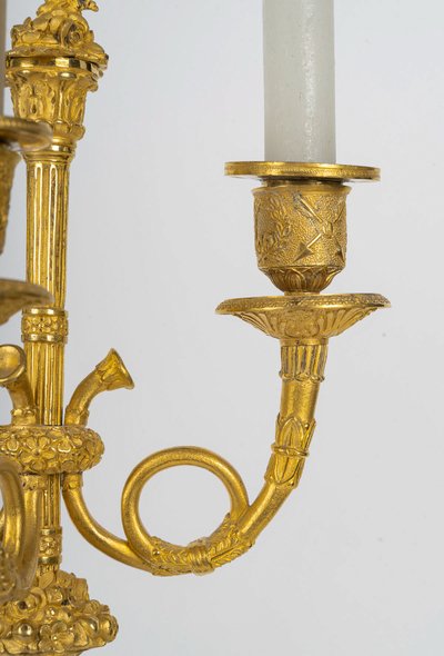 Paar bronzene Kandelaber, verziert mit antiken Figuren, Empire-Zeit, ca. 1805-1810