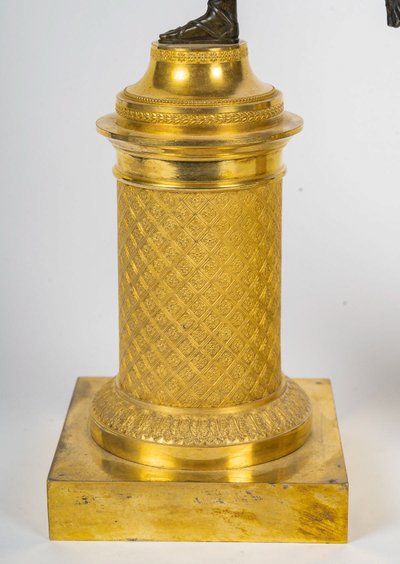 Paar bronzene Kandelaber, verziert mit antiken Figuren, Empire-Zeit, ca. 1805-1810