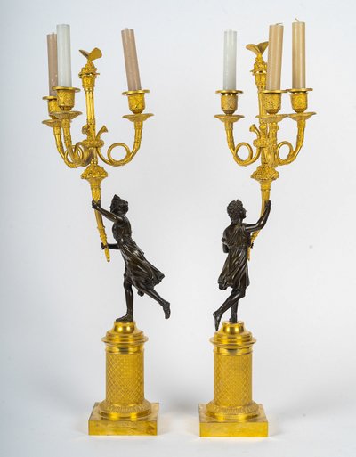Paar bronzene Kandelaber, verziert mit antiken Figuren, Empire-Zeit, ca. 1805-1810