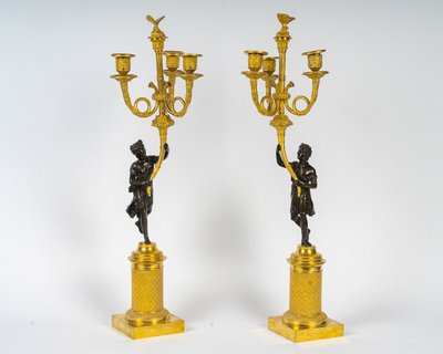 Paar bronzene Kandelaber, verziert mit antiken Figuren, Empire-Zeit, ca. 1805-1810