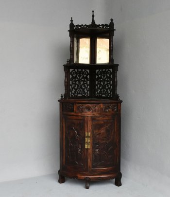             Coppia di cassapanche angolari intagliate in stile Art Nouveau 1900 circa