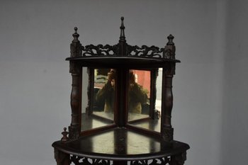             Coppia di cassapanche angolari intagliate in stile Art Nouveau 1900 circa