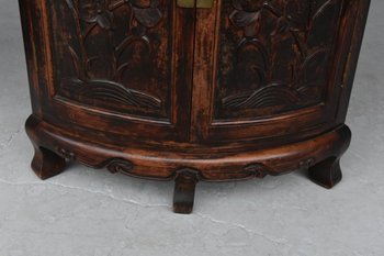             Coppia di cassapanche angolari intagliate in stile Art Nouveau 1900 circa