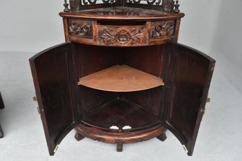             Coppia di cassapanche angolari intagliate in stile Art Nouveau 1900 circa