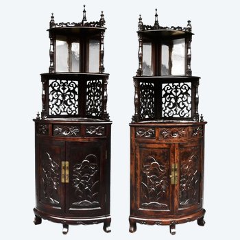             Coppia di cassapanche angolari intagliate in stile Art Nouveau 1900 circa