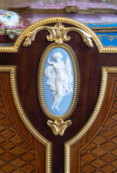 Una bellissima vetrina in stile Luigi XVI, XIX secolo
