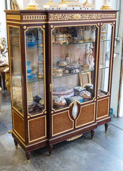 Una bellissima vetrina in stile Luigi XVI, XIX secolo