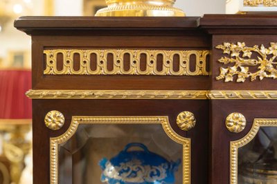 Una bellissima vetrina in stile Luigi XVI, XIX secolo