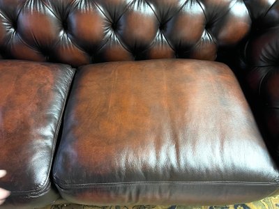 Divano Chesterfield inglese in pelle capitonné color bordeaux – fine XX secolo