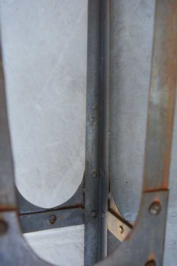             Coppia di lampade da terra in metallo in stile industriale vintage