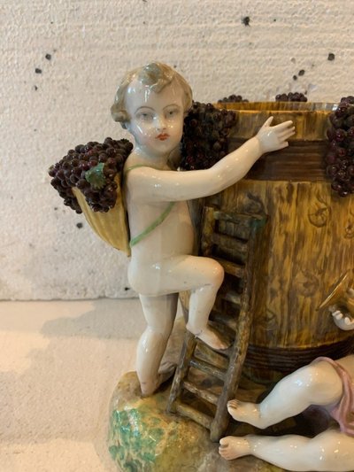 Gruppo in porcellana policroma "Putti Mietitori" XX secolo