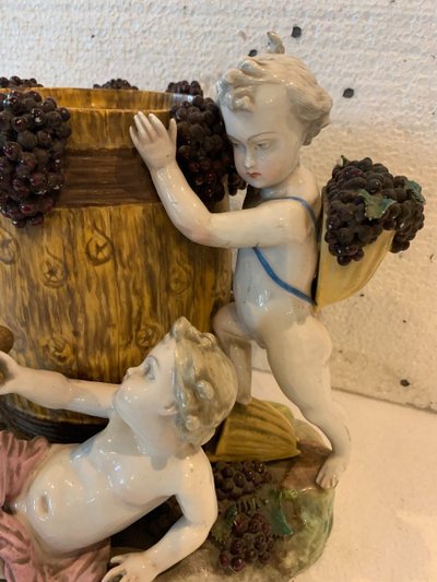 Gruppo in porcellana policroma "Putti Mietitori" XX secolo