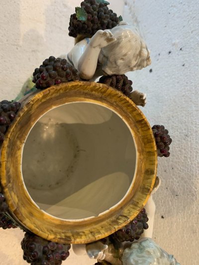 Gruppo in porcellana policroma "Putti Mietitori" XX secolo