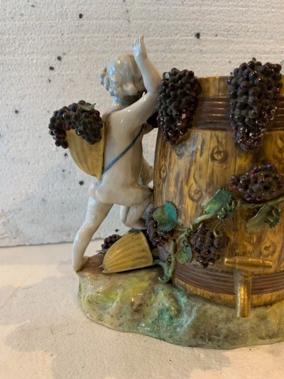 Gruppo in porcellana policroma "Putti Mietitori" XX secolo