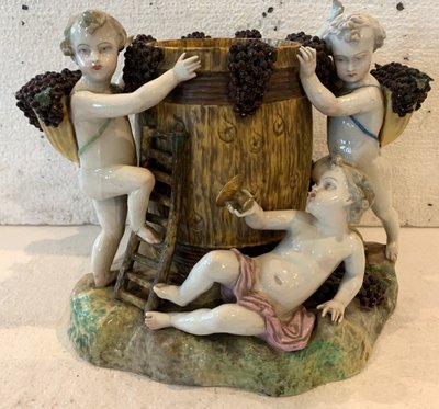 Gruppo in porcellana policroma "Putti Mietitori" XX secolo