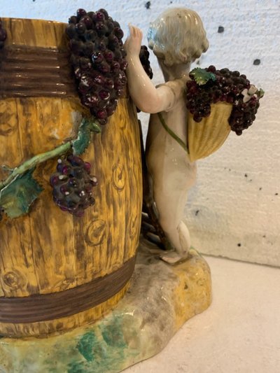 Gruppo in porcellana policroma "Putti Mietitori" XX secolo