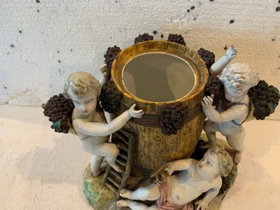 Gruppo in porcellana policroma "Putti Mietitori" XX secolo