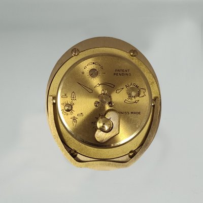 Pendulette, magnifique réveil de bureau et de voyage Cartier des années 1960. Fabriquée en Suisse.