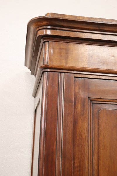 Very large 4 doors waedrobe in solid walnut, Italy Mid 19th century
