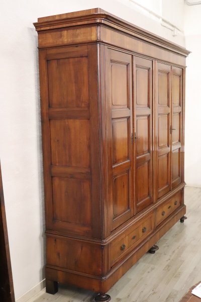 Very large 4 doors waedrobe in solid walnut, Italy Mid 19th century