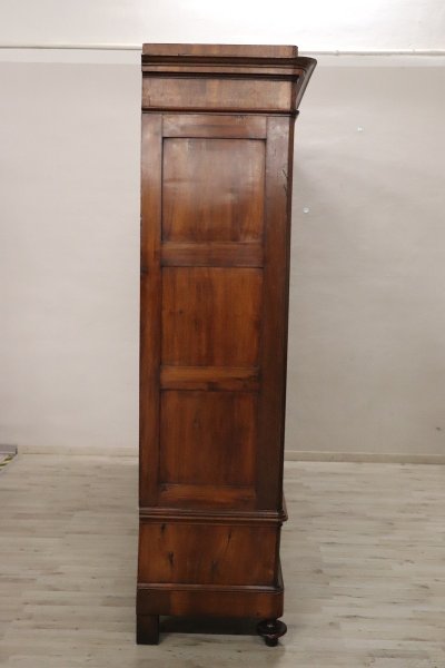 Very large 4 doors waedrobe in solid walnut, Italy Mid 19th century