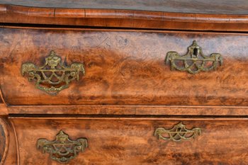 18th century Dutch chest of drawers in walnut burl