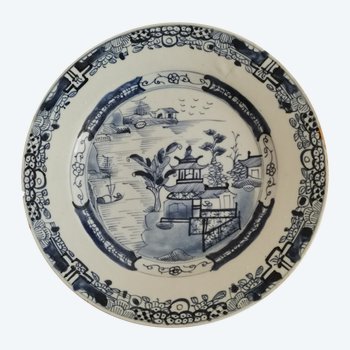 Nice plate in porcelain of the Compagnie des Indes Famille Bleue